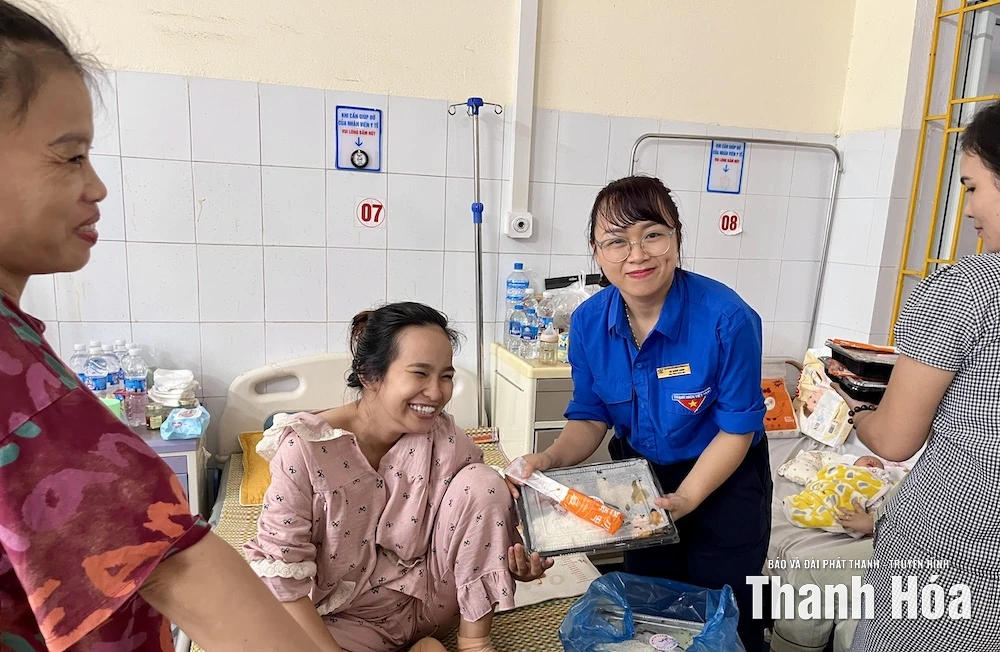 “Hộp cơm nhân ái” lan toả yêu thương tại Bệnh viện Đa khoa Nông Cống