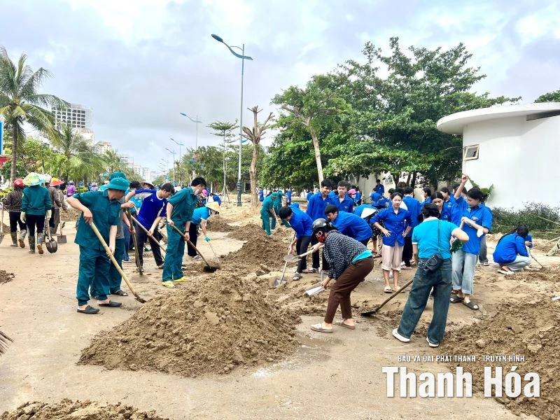 Phường Sầm Sơn ra quân dọn dẹp vệ sinh môi trường sau bão số 10
