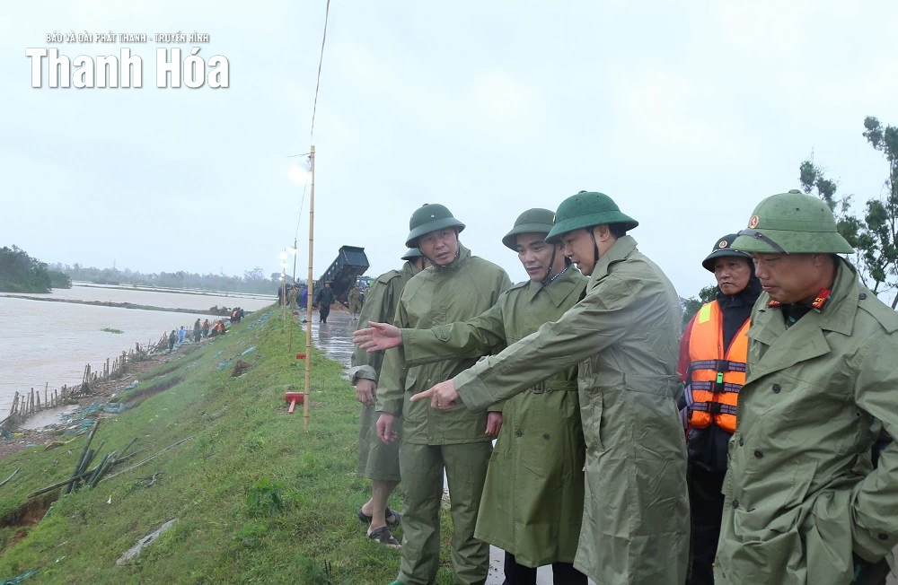 Chủ tịch UBND tỉnh Nguyễn Hoài Anh kiểm tra sự cố đê tại phường Quảng Phú