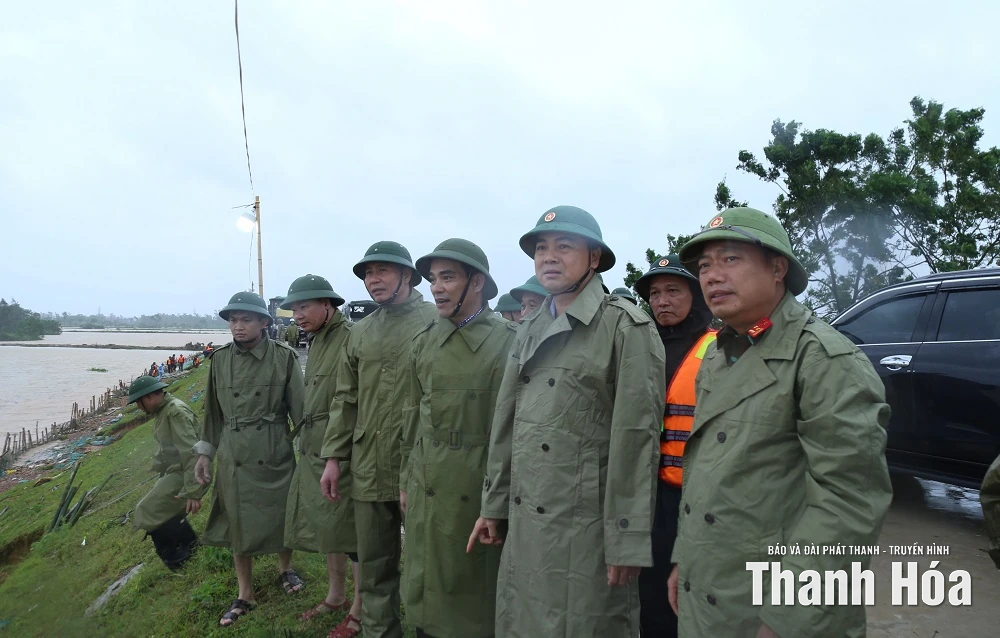 Chủ tịch UBND tỉnh Nguyễn Hoài Anh kiểm tra sự cố đê tại phường Quảng Phú