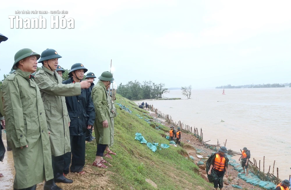 Chủ tịch UBND tỉnh Nguyễn Hoài Anh kiểm tra sự cố đê tại phường Quảng Phú