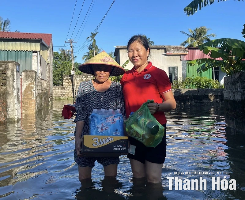 Ấm áp nghĩa tình sau bão lũ