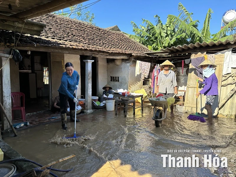 Ấm áp nghĩa tình sau bão lũ