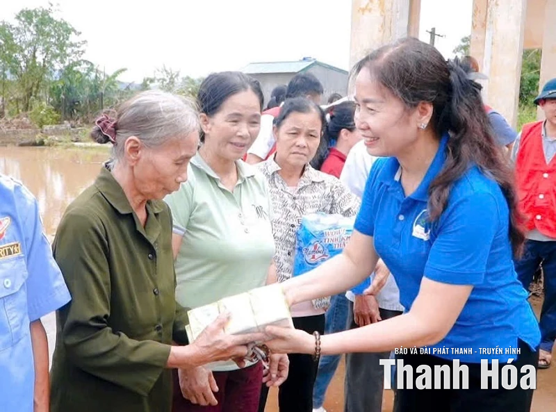 Ấm áp nghĩa tình sau bão lũ