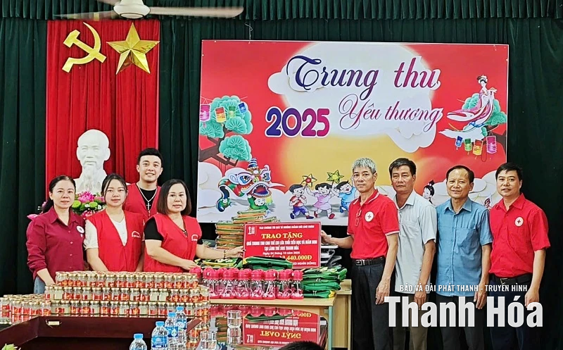 Hội Chữ thập đỏ trao quà trung thu cho trẻ em có hoàn cảnh khó khăn