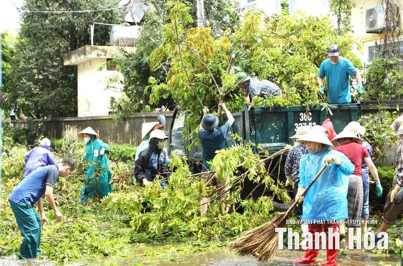 Bộn bề sau lũ dữ