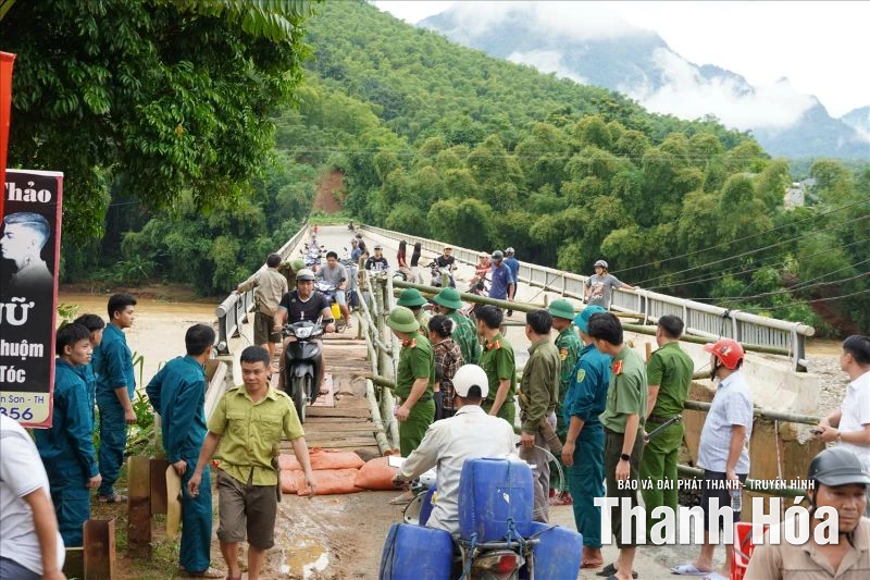 Bộn bề sau lũ dữ