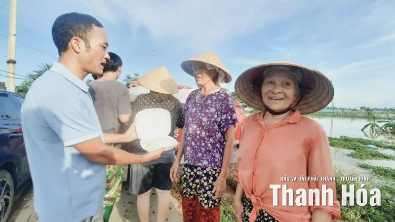 Bộn bề sau lũ dữ