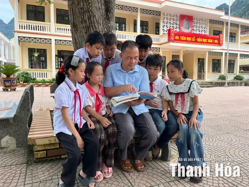 Người thầy tâm huyết bảo tồn, truyền dạy chữ Thái