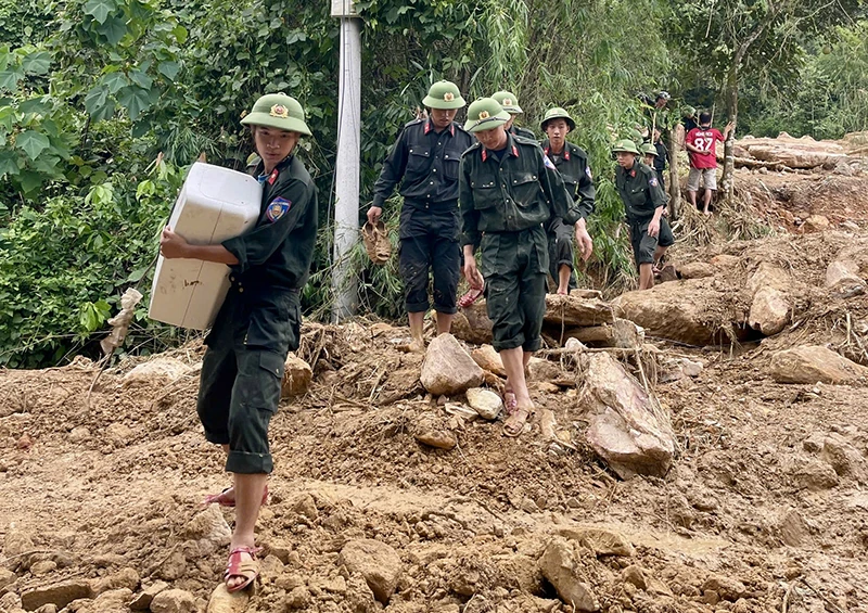 Tiếp tục phối hợp chặt chẽ với cấp ủy, chính quyền địa phương, kịp thời hỗ trợ người dân trong mưa lũ