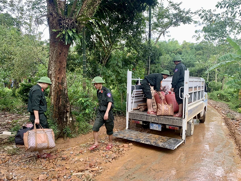 Tiếp tục phối hợp chặt chẽ với cấp ủy, chính quyền địa phương, kịp thời hỗ trợ người dân trong mưa lũ
