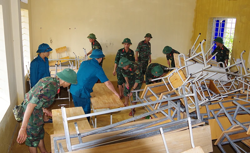 Bộ đội giúp các trường học sau bão lụt