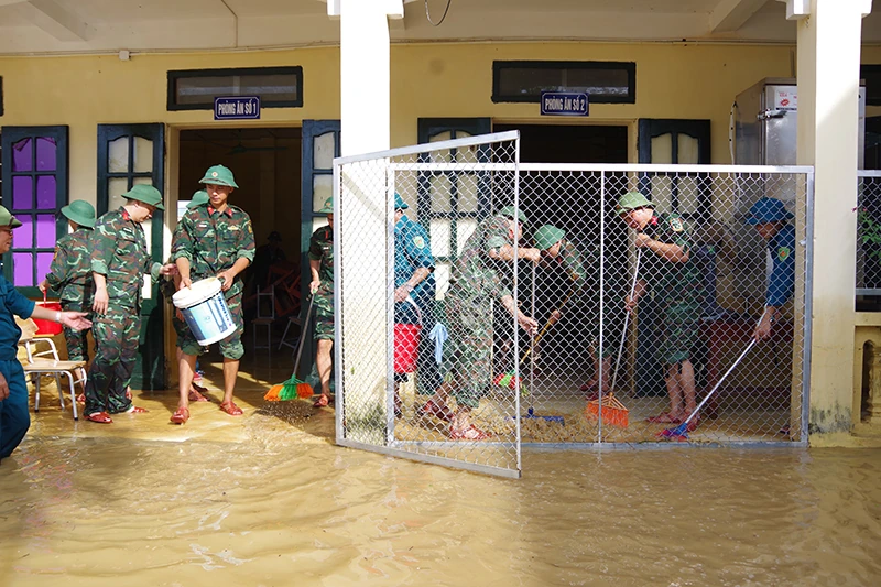 Bộ đội giúp các trường học sau bão lụt