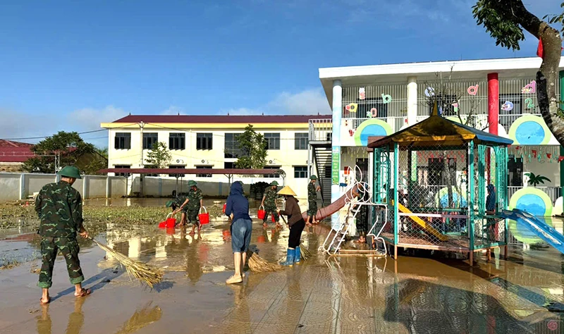 Bộ đội giúp các trường học sau bão lụt