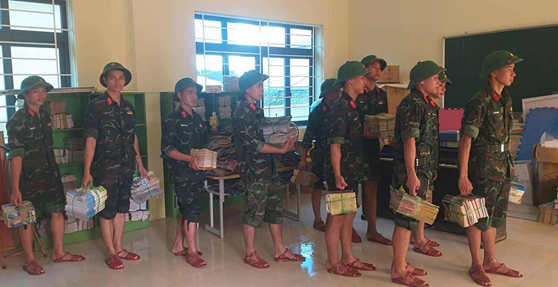 Bộ đội giúp các trường học sau bão lụt