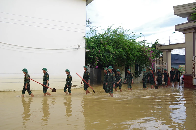 Bộ đội giúp các trường học sau bão lụt