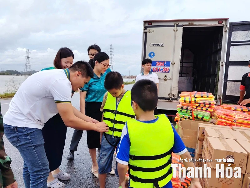 BIDV Lam Sơn hỗ trợ kịp thời cho bà con đang chịu ảnh hưởng của bão lũ