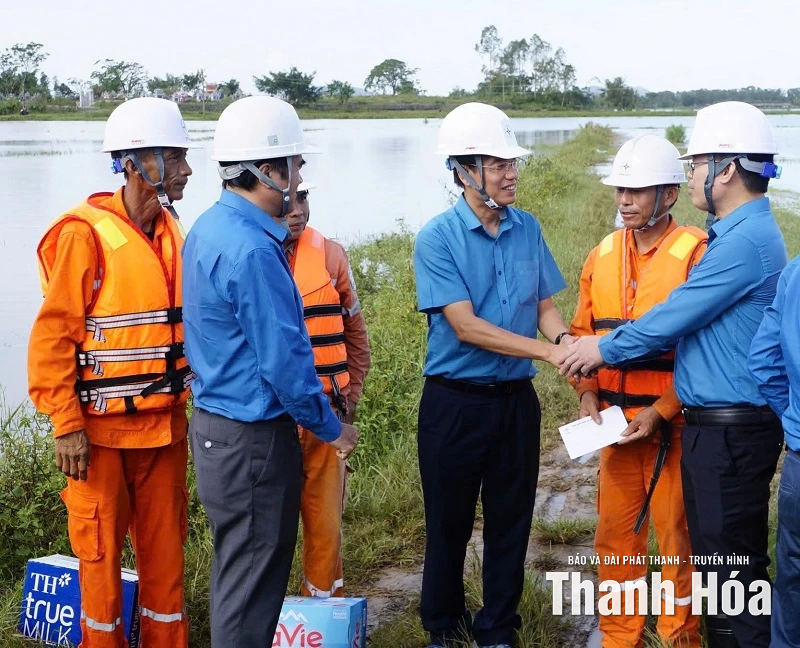 Động viên người lao động ngành Điện xứ Thanh tham gia khắc phục sự cố lưới điện sau bão lũ