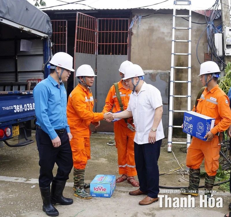 Động viên người lao động ngành Điện xứ Thanh tham gia khắc phục sự cố lưới điện sau bão lũ