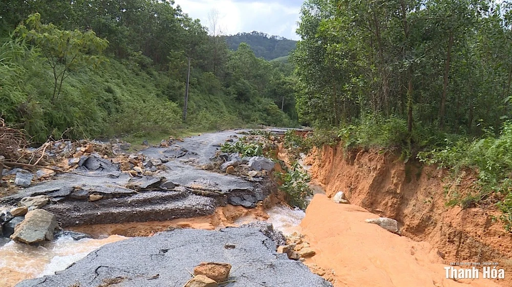 Đường liên xã Xuân Chinh - Thắng Lộc nát tươm sau bão số 10