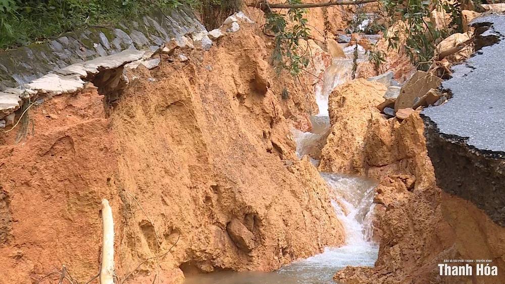 Đường liên xã Xuân Chinh - Thắng Lộc nát tươm sau bão số 10