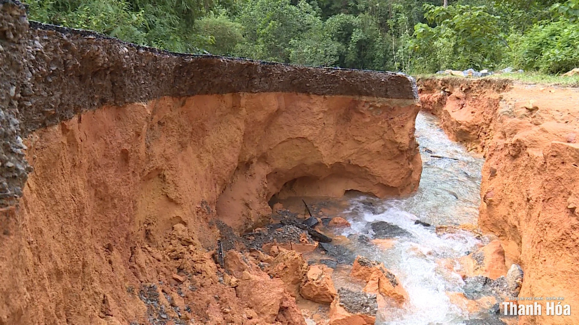Đường liên xã Xuân Chinh - Thắng Lộc nát tươm sau bão số 10