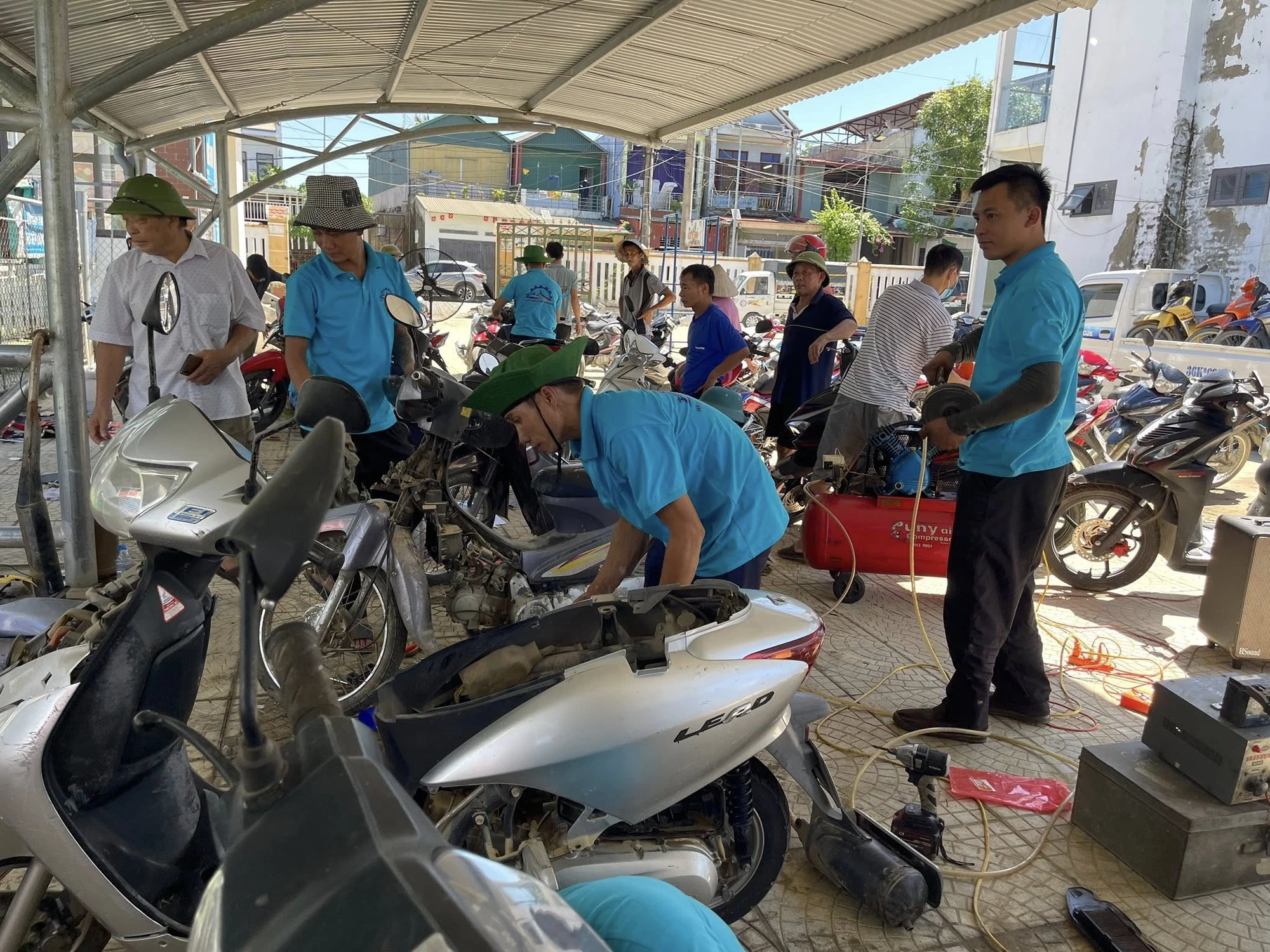 “Dù ở đây bao lâu và phải sửa hàng trăm, hàng nghìn chiếc xe thì chúng tôi cũng không ngại”