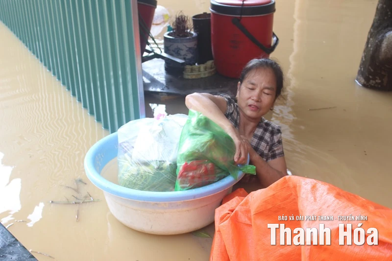 Hàng nghìn ngôi nhà ở phường Hàm Rồng ngập sâu trong nước