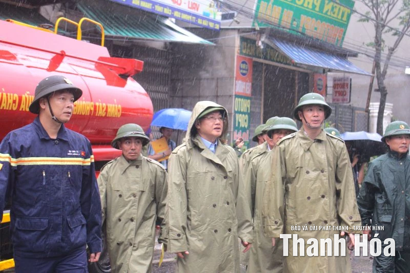 Phó Chủ tịch UBND tỉnh Mai Xuân Liêm kiểm tra, chỉ đạo khắc phục thiệt hại do bão số 10 gây ra