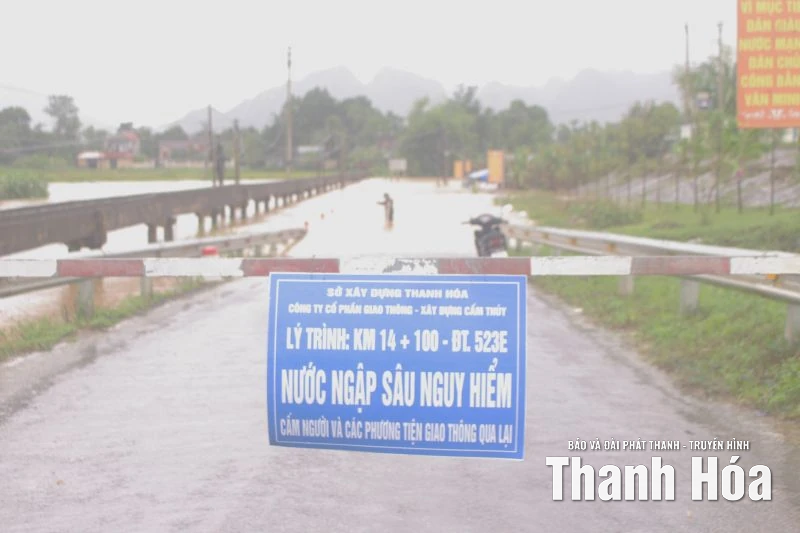 Phó Chủ tịch UBND tỉnh Mai Xuân Liêm kiểm tra, chỉ đạo khắc phục thiệt hại do bão số 10 gây ra