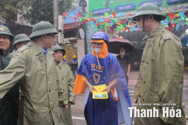 Phó Chủ tịch UBND tỉnh Mai Xuân Liêm kiểm tra, chỉ đạo khắc phục thiệt hại do bão số 10 gây ra