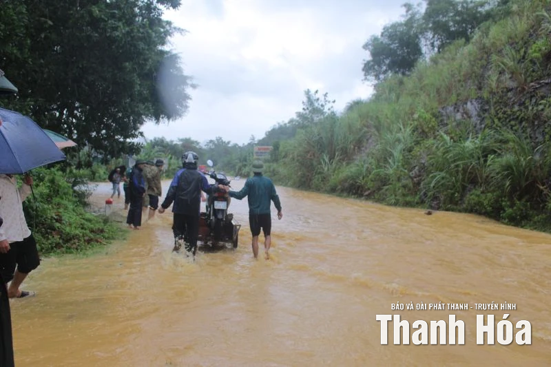 Phó Chủ tịch UBND tỉnh Mai Xuân Liêm kiểm tra, chỉ đạo khắc phục thiệt hại do bão số 10 gây ra
