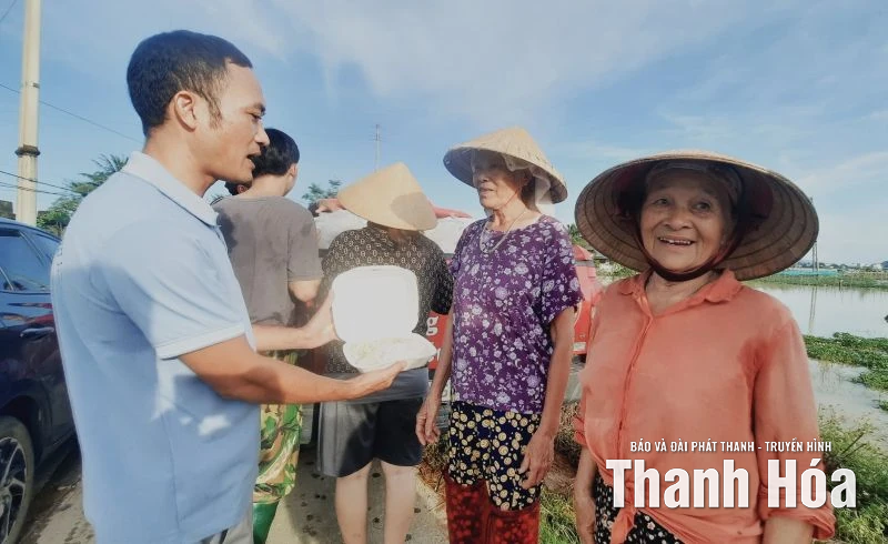 Những chuyến xe 0 đồng” đến và đi từ tâm lũ!