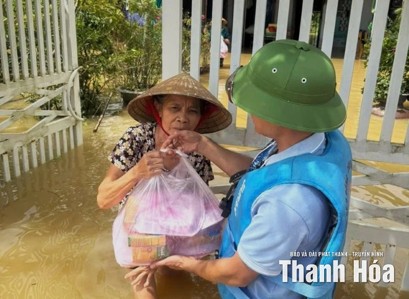 Những chuyến xe 0 đồng” đến và đi từ tâm lũ!