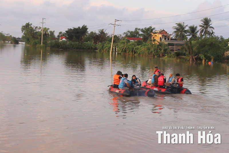 Những chuyến xe 0 đồng” đến và đi từ tâm lũ!