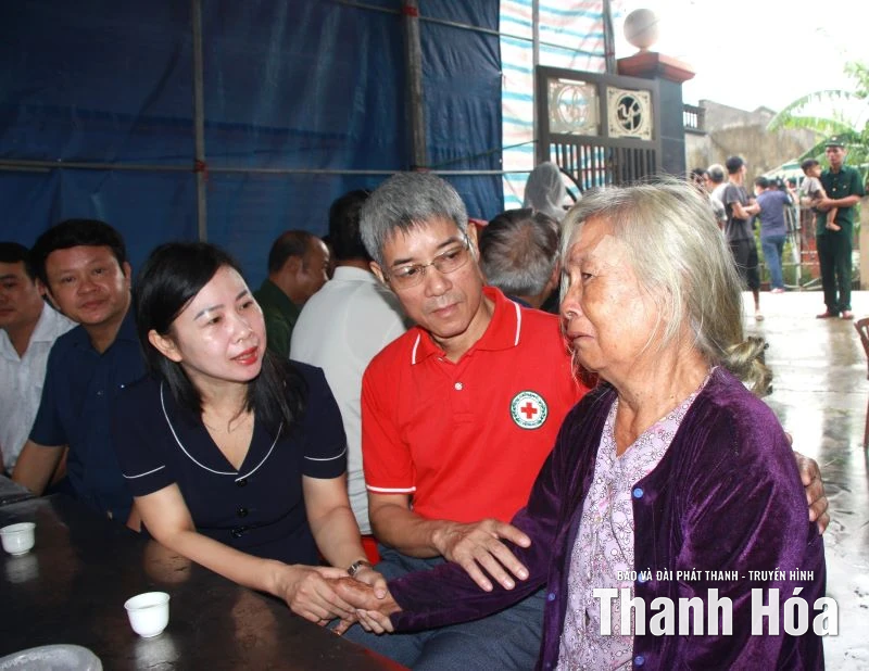 Thăm hỏi, động viên gia đình nạn nhân tử vong khi tham gia phòng, chống bão số 10