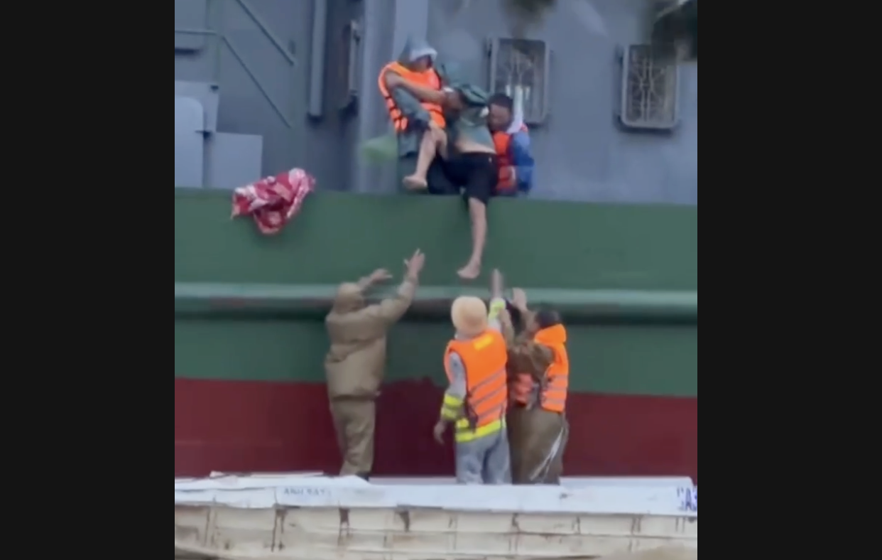 Cảnh sát Giao thông kịp thời cứu nạn một thuyền viên bị co giật