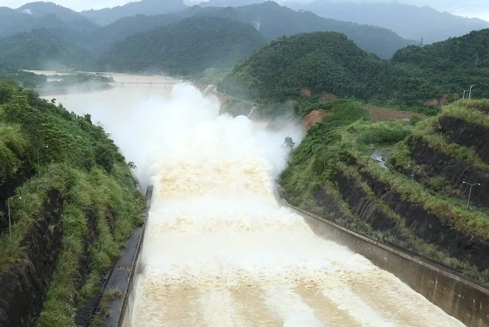 Từ 15h30 ngày 29/9, tăng lưu lượng xả lũ hồ chứa thủy điện Cẩm Thủy 1