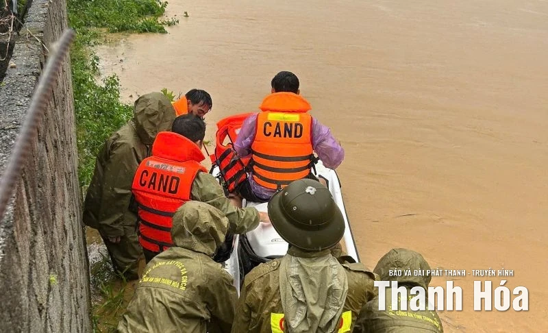 Căng mình ứng phó, khắc phục hậu quả bão số 10