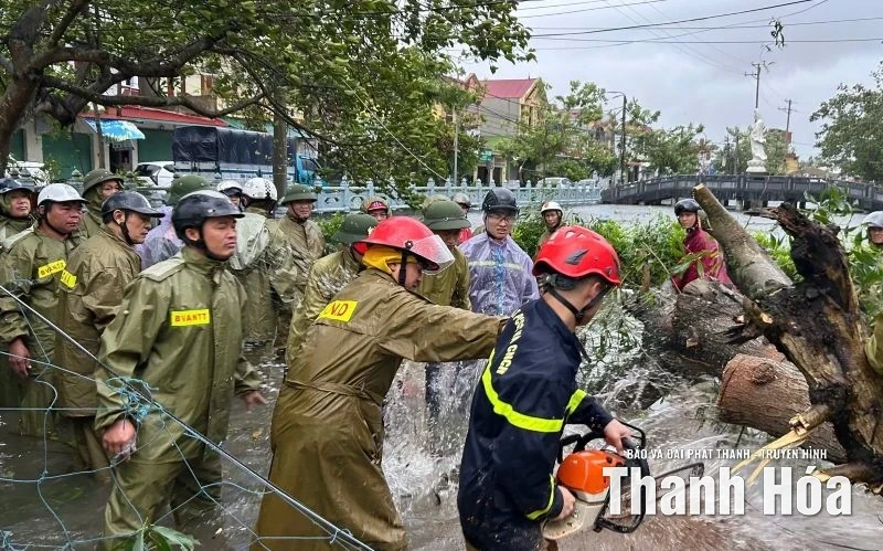 Khẩn trương hỗ trợ Nhân dân khắc phục hậu quả bão số 10 và mưa lũ