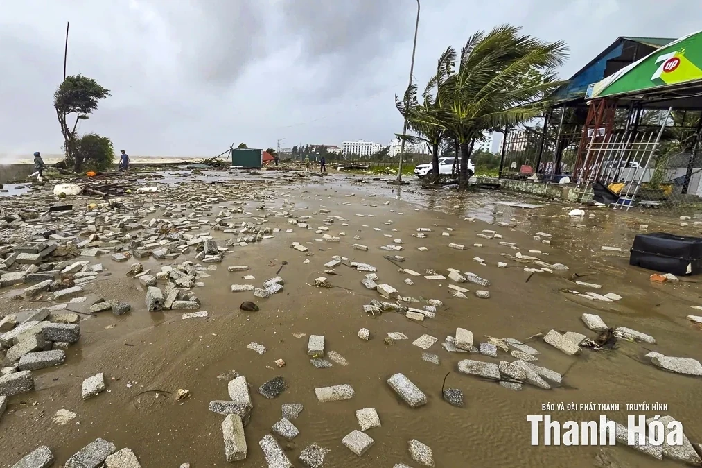 Khẩn trương hỗ trợ Nhân dân khắc phục hậu quả bão số 10 và mưa lũ