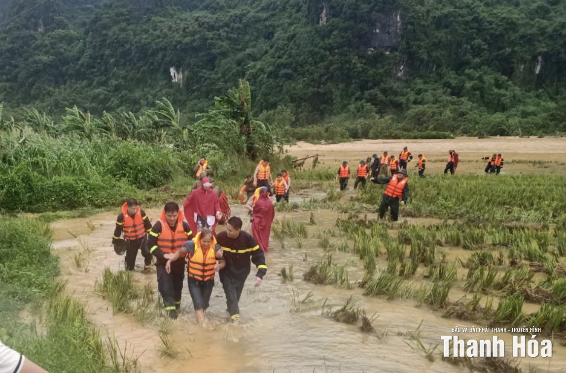 Thót tim tình huống giải cứu 2 người dân bị cô lập ở xã Minh Sơn
