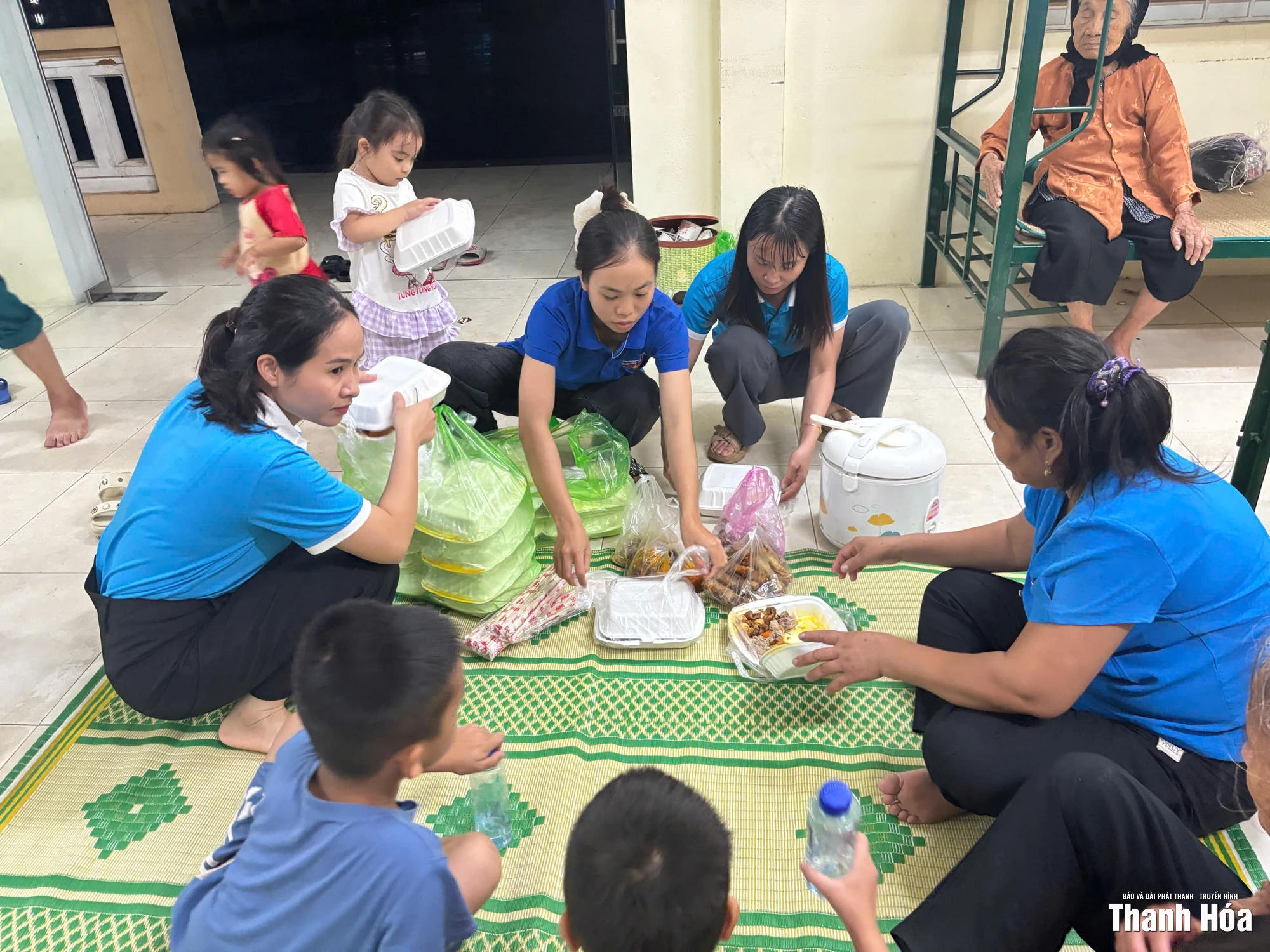 Đoàn viên thanh niên vào bếp, chuẩn bị bữa ăn tiếp tế người dân vùng lũ