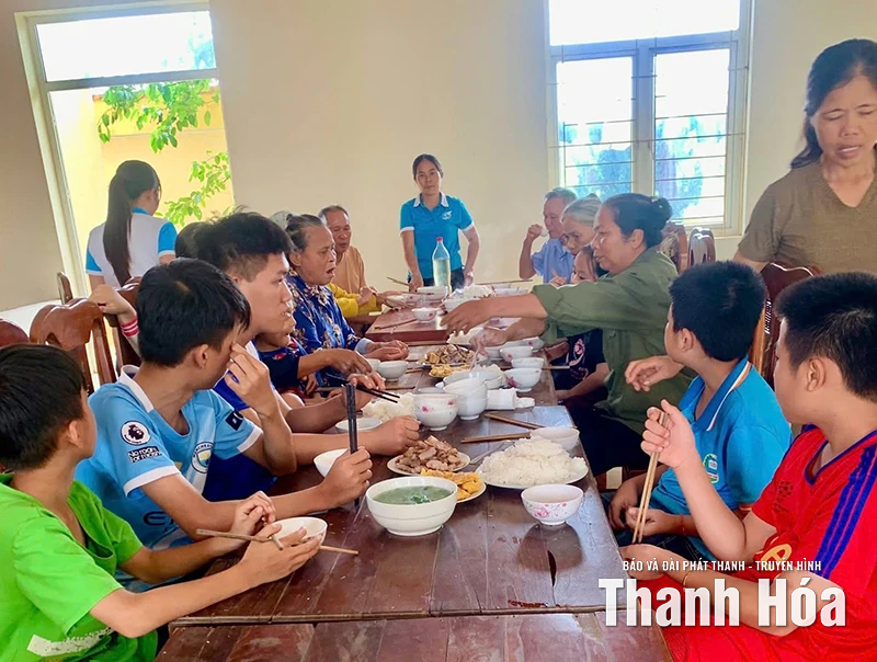 Ấm áp bữa cơm nghĩa tình trong vùng lũ ở xã Vân Du