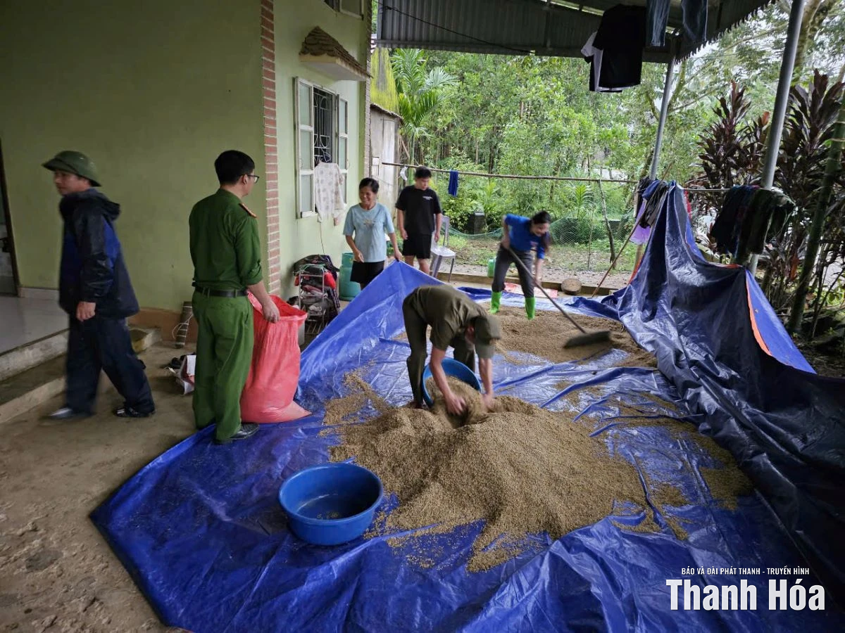 Đoàn viên thanh niên xung kích hỗ trợ người dân chống bão số 10