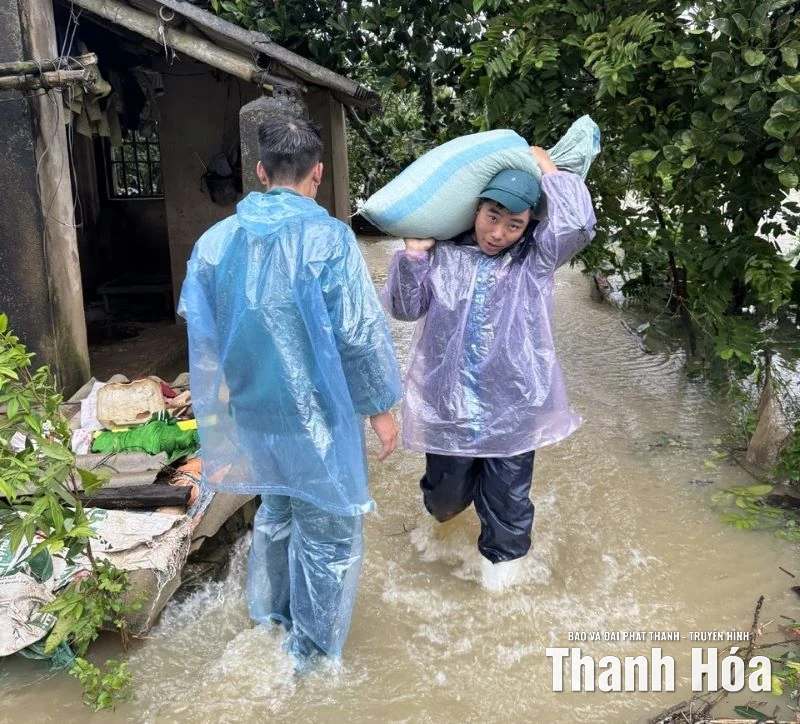 Đoàn viên thanh niên xung kích hỗ trợ người dân chống bão số 10