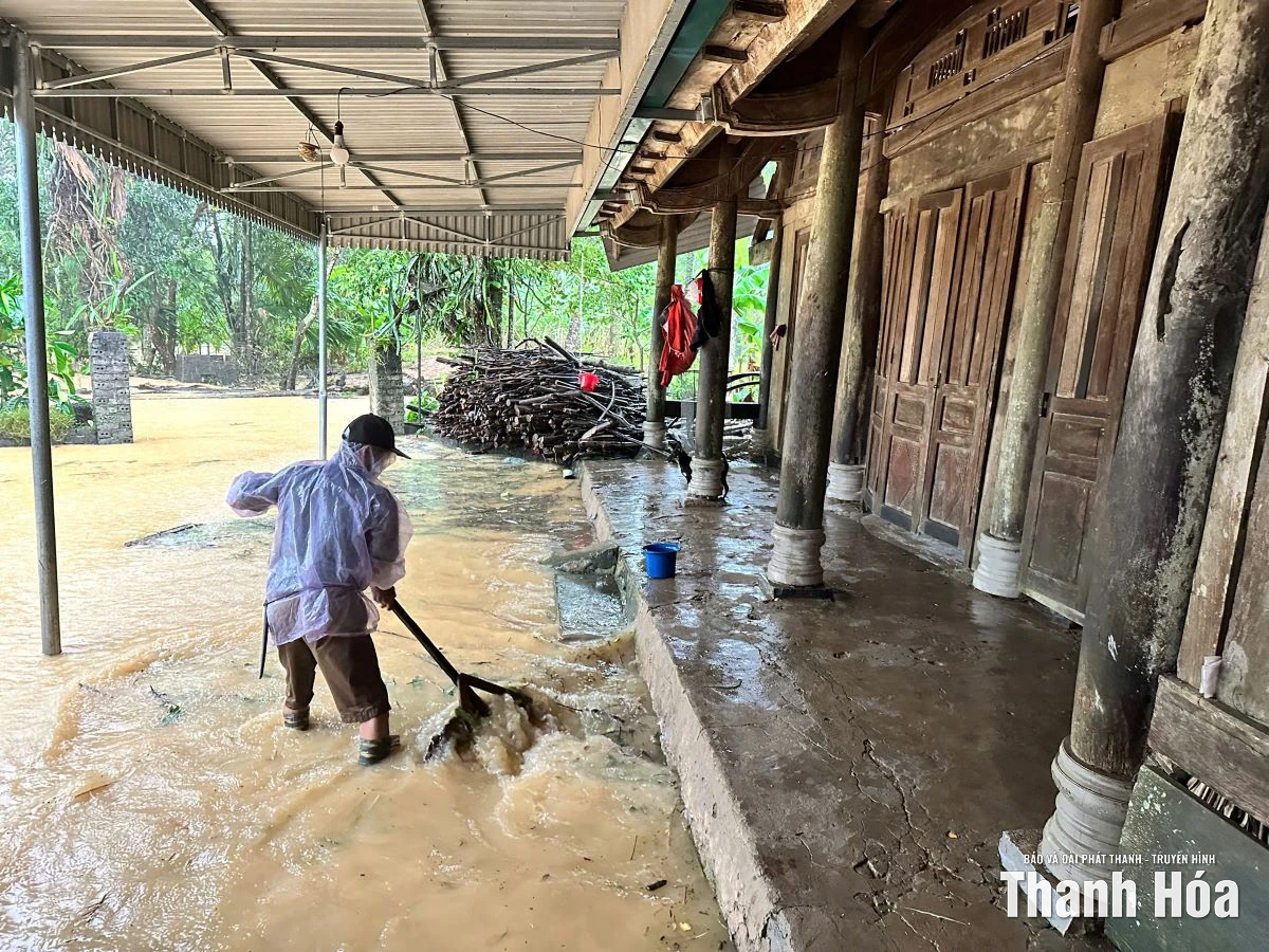 Đoàn viên thanh niên xung kích hỗ trợ người dân chống bão số 10
