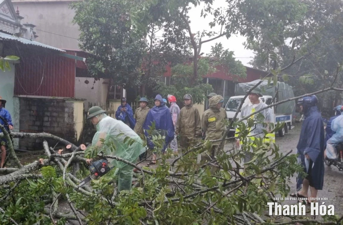 Đoàn viên thanh niên xung kích hỗ trợ người dân chống bão số 10