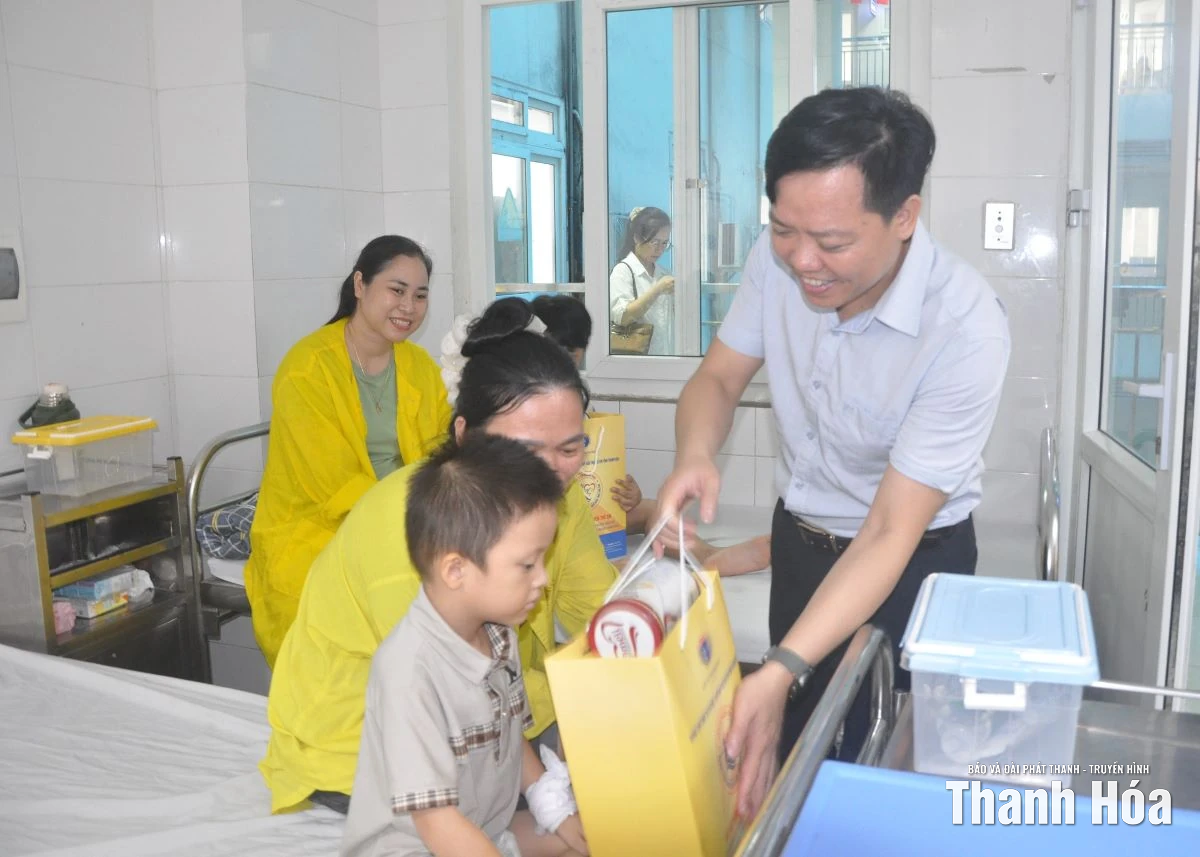Trao quà Trung thu cho bệnh nhi tại Bệnh viện Nhi Thanh Hóa