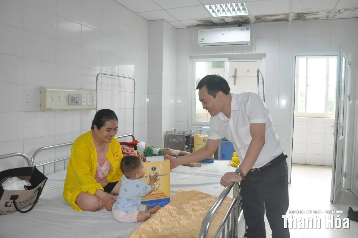 Trao quà Trung thu cho bệnh nhi tại Bệnh viện Nhi Thanh Hóa